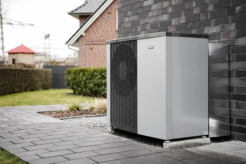 Professional warmtepomp installation showing modern sustainable energy equipment for residential use