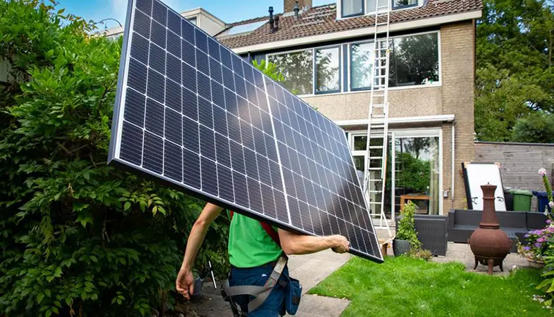 Professional zonnepanelen installation showing modern sustainable energy equipment for residential use